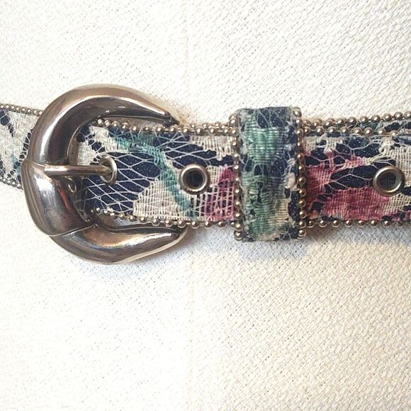 Vintage Floral Lace Belt With Silver Trim and Buckle - Small - Picture 3 of 9